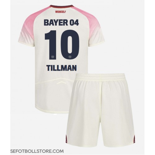 Bayer Leverkusen Malik Tillman #10 Replika babykläder Bortaställ Barn 2025-26 Kortärmad (+ korta byxor)